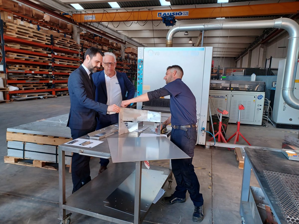 rogertorrent's tweet photo. Hem visitat les empreses @esinsa1991 i #preciber, beneficiàries dels ajuts a noves inversions industrials a la vegueria de Tarragona. Dos exemples de projectes que contribueixen a reindustrialitzar el país, enfortint el teixit productiu i creant llocs de treball de qualitat. https://t.co/45IVqKJmJR