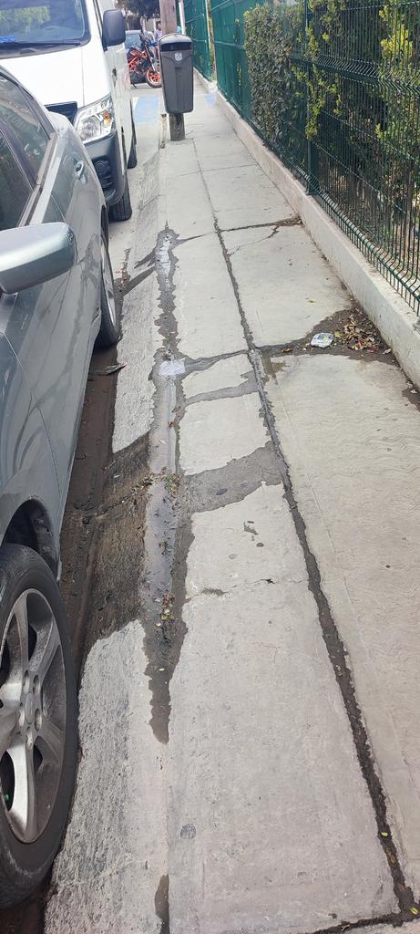 peketitis's tweet photo. Buenas tardes @CEAservcliente. Hay una fuga de agua justo frente al Hospital Ángeles Ensueño, en la calle Bernardino del Razo, col. Ensueño CP 76178. ¿Es posible que puedan enviar una cuadrilla para repararla? Muchas gracias https://t.co/4xQrkdtYko