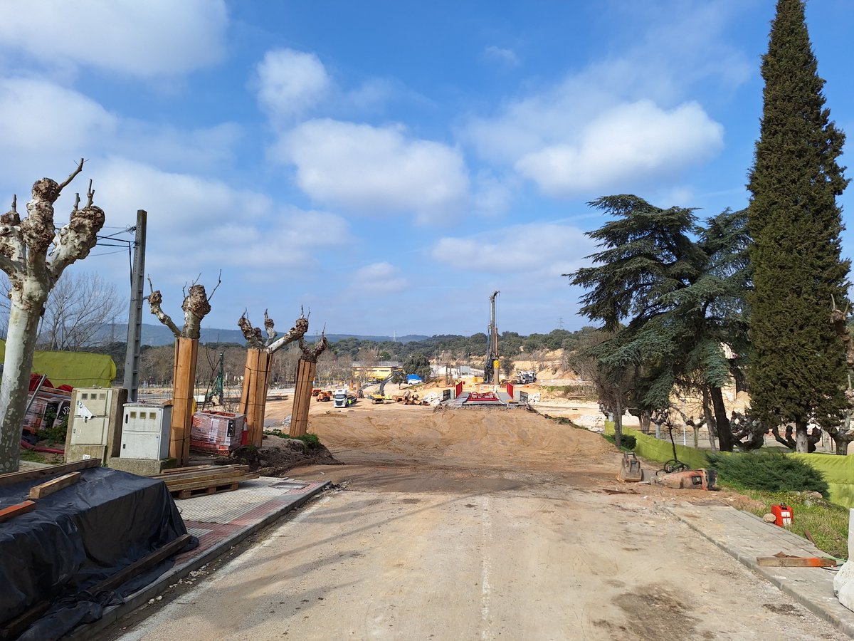 srvillalba's tweet photo. Algunas comparativas del antes (StreetView) y el después en la 'zona 0' de las inundaciones ocasionadas por la DANA de septiembre en Madrid: Aldea del Fresno.
Aquí la confluencia del arroyo Grande y el Río Perales se llevó por delante un puente entero https://t.co/23Vluntmxx