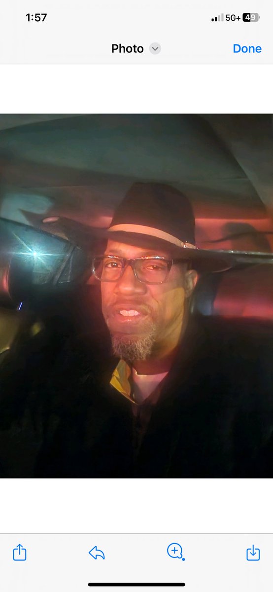 InhalingMary's tweet photo. Ladies in Chicago beware. This guys throws hissy hits when you stand on business after he couldn’t set concrete plans. Gets rude and nasty by sending illicit pictures https://t.co/fIP3HuHqFB
