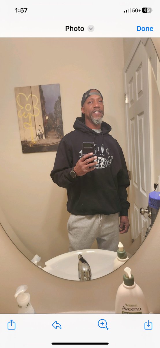 InhalingMary's tweet photo. Ladies in Chicago beware. This guys throws hissy hits when you stand on business after he couldn’t set concrete plans. Gets rude and nasty by sending illicit pictures https://t.co/fIP3HuHqFB