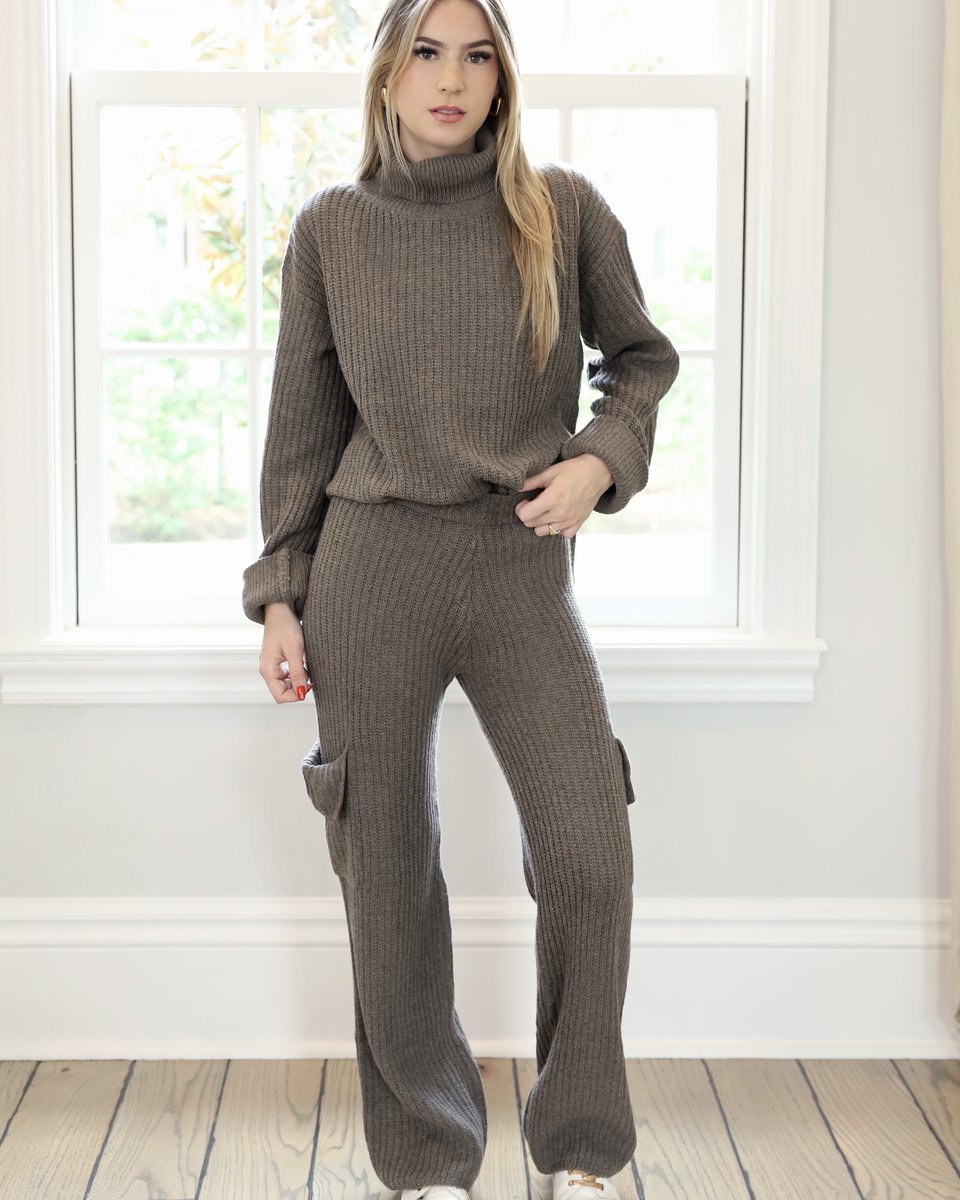 avenuedeschamps's tweet photo. your next movie night outfit 😍

#comfy #sweater #matchingset #movienight #cargopants https://t.co/3hre3FNpje