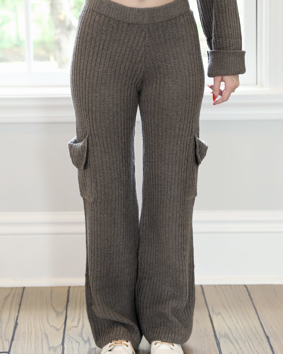 avenuedeschamps's tweet photo. your next movie night outfit 😍

#comfy #sweater #matchingset #movienight #cargopants https://t.co/3hre3FNpje
