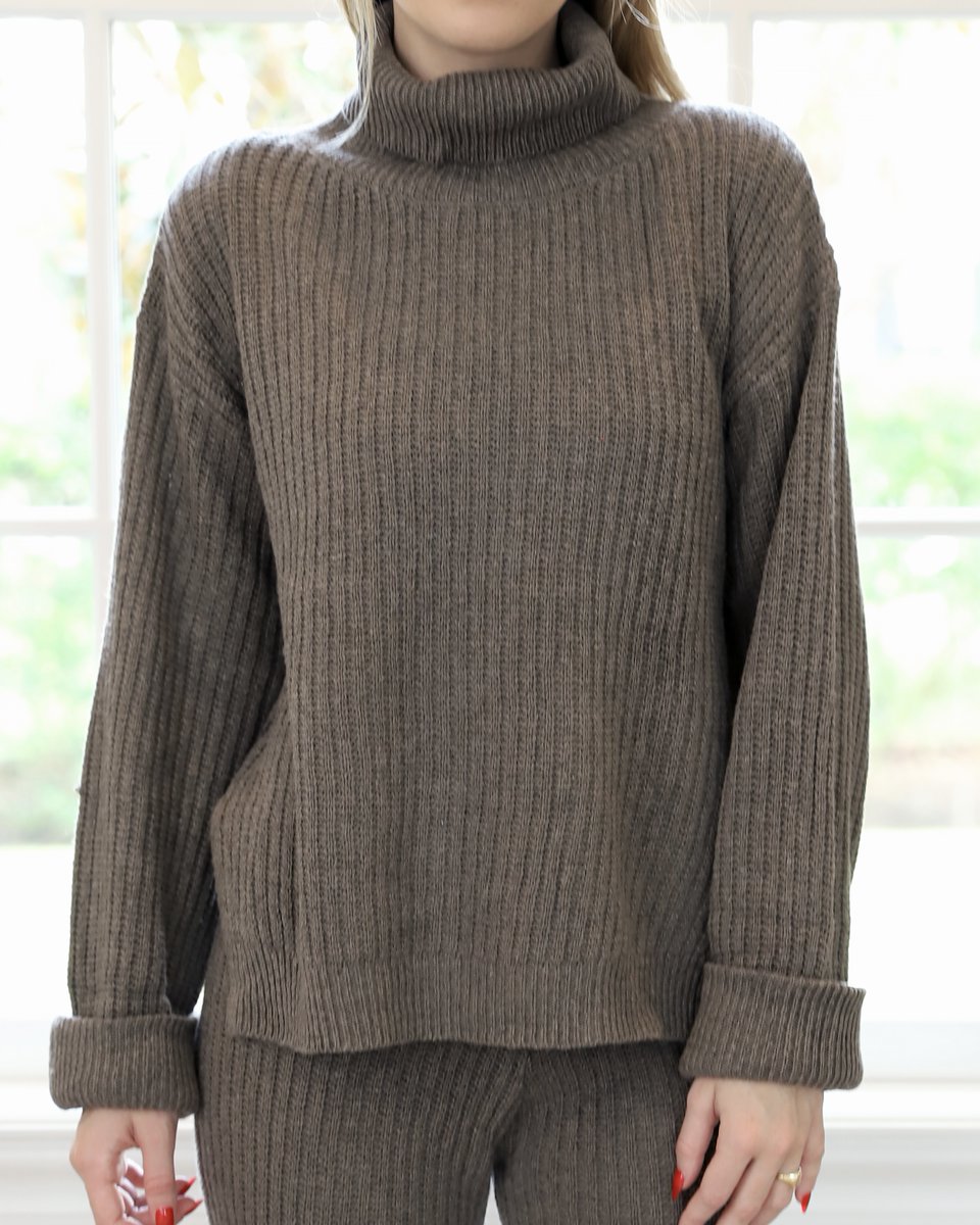 avenuedeschamps's tweet photo. your next movie night outfit 😍

#comfy #sweater #matchingset #movienight #cargopants https://t.co/3hre3FNpje