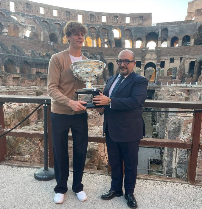 DeerEwan's tweet photo. Ma la grandezza e l'umiltà di questo ragazzo che regala un sorriso anche ai più sfortunati. 

#Sinner https://t.co/ZMqCD8dzAn