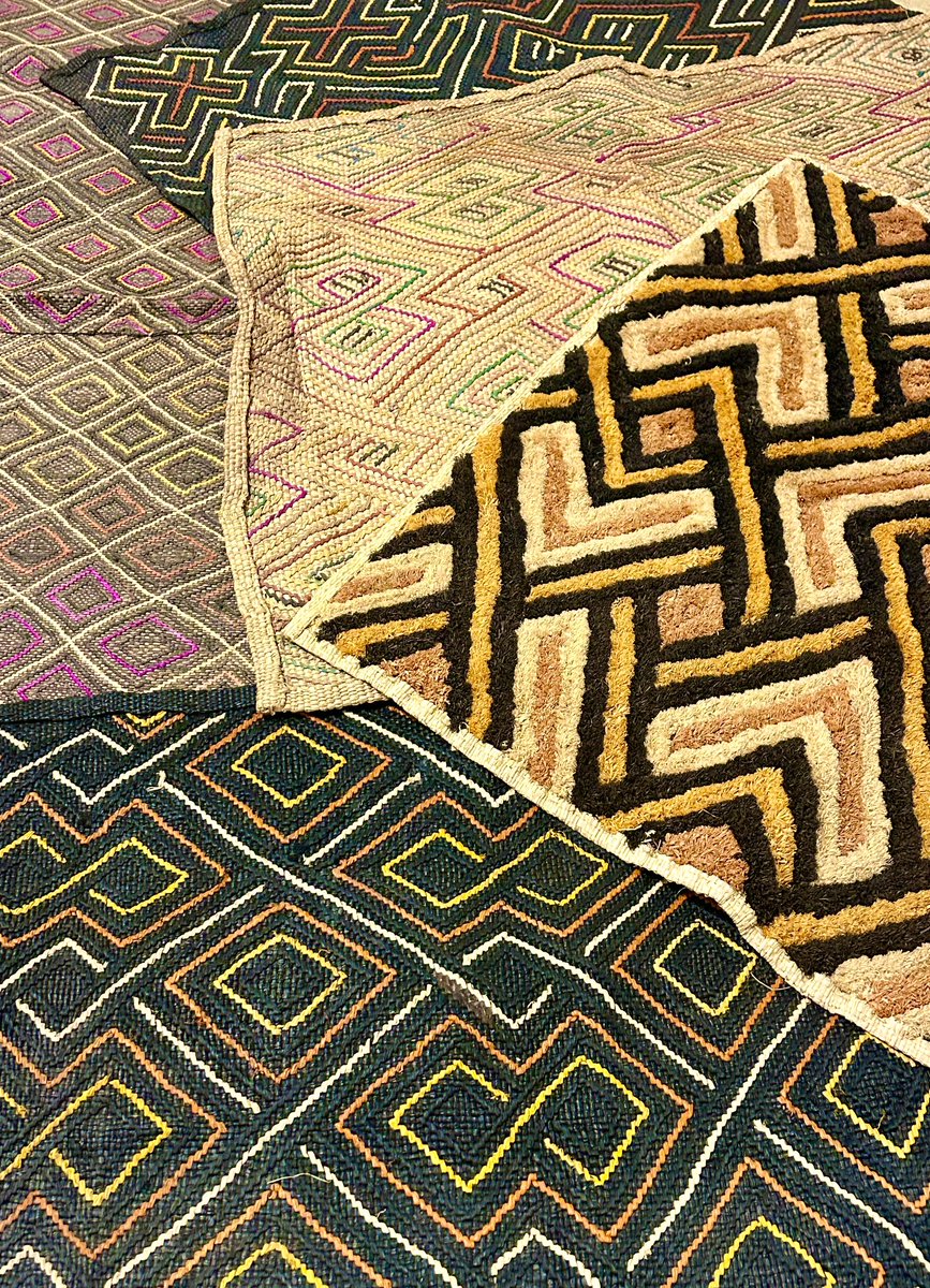 昨日買ったコンゴの伝統布「クバ」で作られたカラフルなコースターたち。