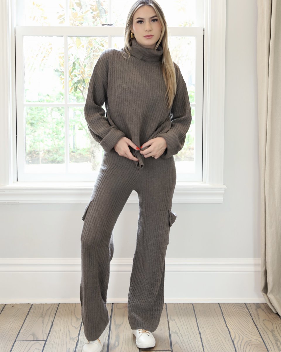 avenuedeschamps's tweet photo. your next movie night outfit 😍

#comfy #sweater #matchingset #movienight #cargopants https://t.co/3hre3FNpje