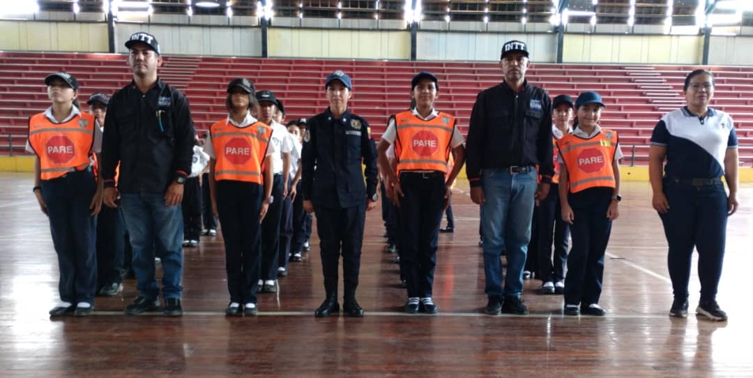 ORCARORAINTT's tweet photo. #Entérate| Como parte de la campaña "El INTT va a la escuela", servidores públicos de la Oficina Carora en conjunto con @PNBVzla estuvieron presentes en el acto de juramentación de patrulleros escolares de 6 unidades educativas del municipio Torres.
#PorLasMalasNada https://t.co/X42vFpgXH4