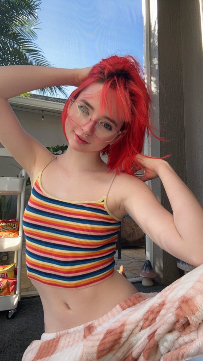 Prttystkittykat's tweet photo. 100 retweets and I’ll post more glasses https://t.co/aUC7xx26GC
