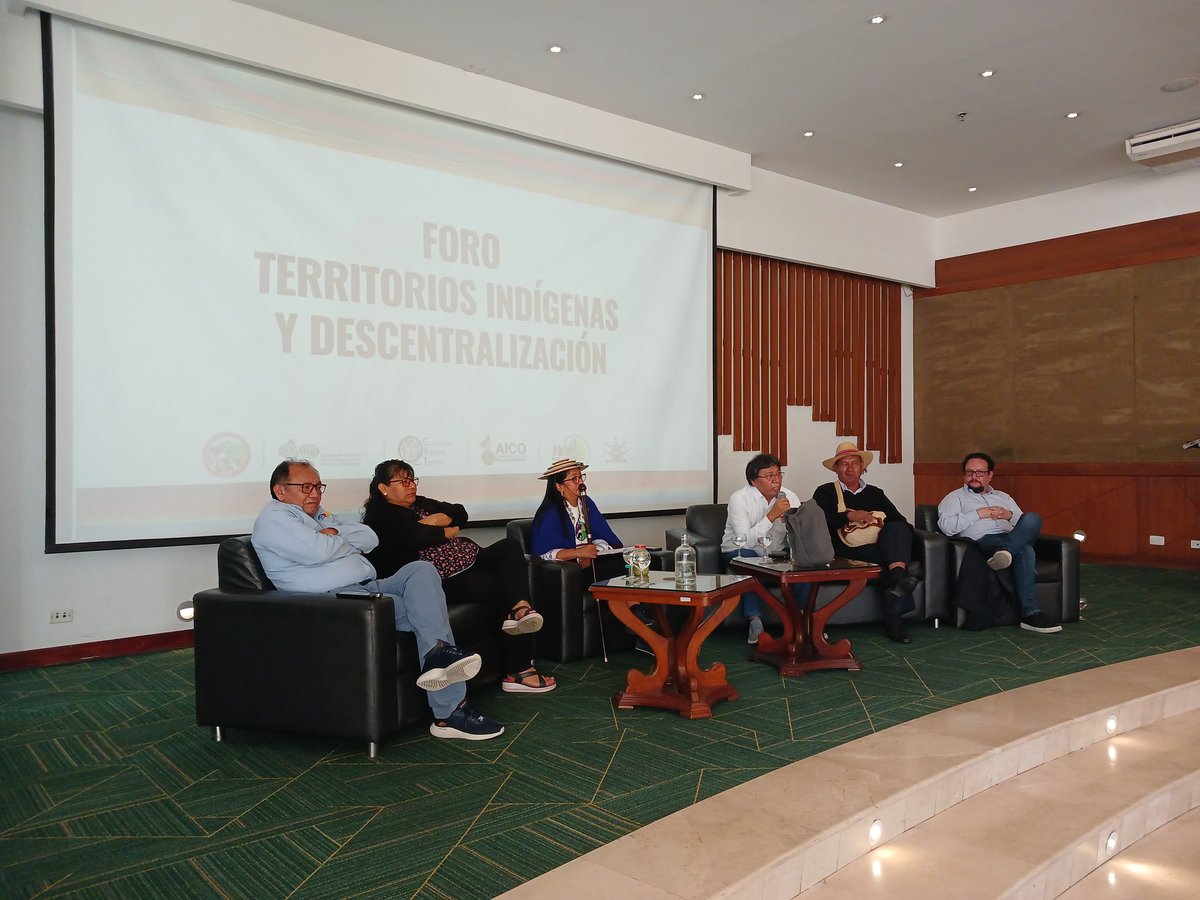 En el foro 'Territorios indígenas y descentralización', señalé la enorme distancia entre los dictados constitucionales y la realidad material de los pueblos indígenas, el reto de ejercer la autonomía en la práctica y resignificar desde lo propio nociones como descentralización