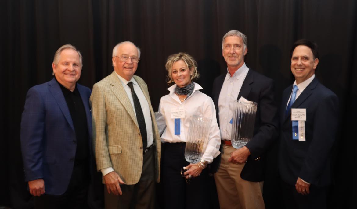 Dr. Gretchen Oliver, with @AuburnKines, was recently awarded the 2024 Dale Baker Career Service Award from the @AMSI_Info. The award is given annually to honor those with a career of exemplary care to baseball players. #WarEagle #auburncollegeofeducation