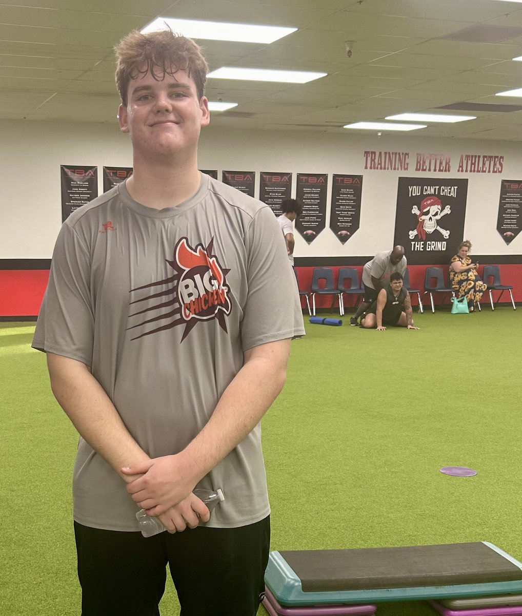 big_ole_ammon's tweet photo. Back at it💪🏻 
6-4
290lbs
15 years old
@RonTBAOL @CoachMcClureTBA @BFHS_ChargersFB @CoachPerrone @GregBiggins @adamgorney https://t.co/32J9krzHLR