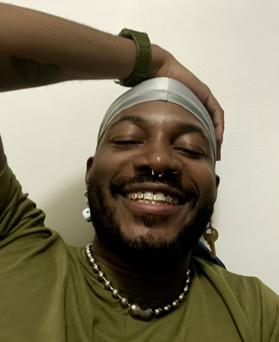 shaTIRED's tweet photo. wore my grills in session,y client said it made them feel safer 🤭 https://t.co/hoCUnKUDAI
