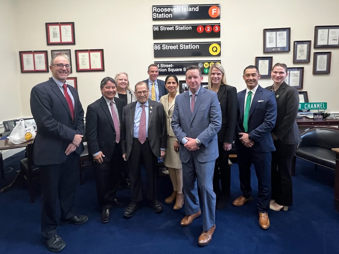 Today, I met with doctors and advocates with @AST_info on the importance of passing my bill, the #LivingDonorProtectionAct. I commend the work that they are doing to promote #LivingDonors which will reduce waiting lists and preserve health quality.