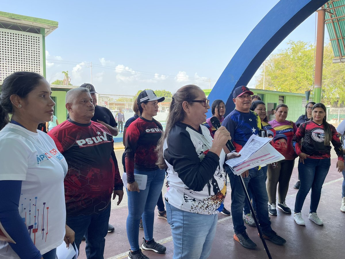 comandosergioh's tweet photo. Hoy me encuentro en el parque Bolívar de nuestra Ciudad Bolívar, donde se lleva a cabo las mesas de trabajo para consolidar y fortalecer las 7 líneas de transformación y seguir construyendo la Patria Grande @PartidoPSUV @NicolasMaduro #PorLasMalasNada https://t.co/OkJcDXIbbk