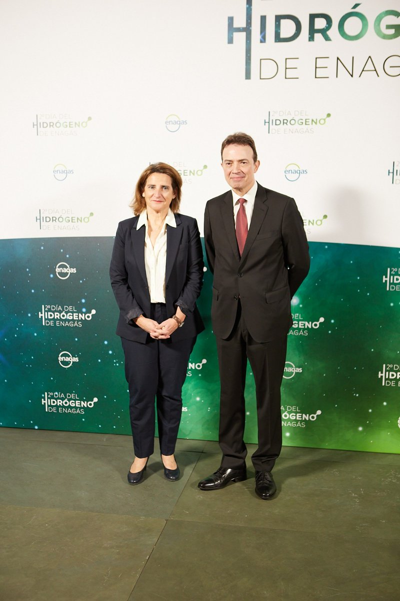AGonzaloAizpiri's tweet photo. Gracias @Teresaribera, @MarosSefcovic, presidenta de la @CNMC_ES, ponentes, y a las más de 1.300 personas que habéis seguido en persona y por streaming el 2º #EnagásDíadelHidrógeno. Seguimos avanzando, juntos, hacia la nueva era del #HidrógenoRenovable.

#ElHidrógenoEsAhora https://t.co/UAxcXyE2jj