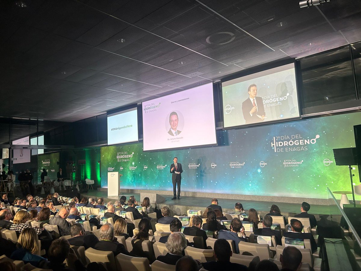 AGonzaloAizpiri's tweet photo. Gracias @Teresaribera, @MarosSefcovic, presidenta de la @CNMC_ES, ponentes, y a las más de 1.300 personas que habéis seguido en persona y por streaming el 2º #EnagásDíadelHidrógeno. Seguimos avanzando, juntos, hacia la nueva era del #HidrógenoRenovable.

#ElHidrógenoEsAhora https://t.co/UAxcXyE2jj