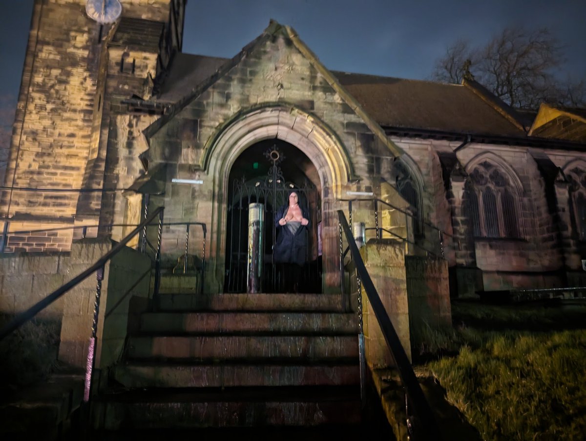 phoenix9r's tweet photo. Church flash #publicflash #bigboobs #nobraclub https://t.co/bq8u72DRFj