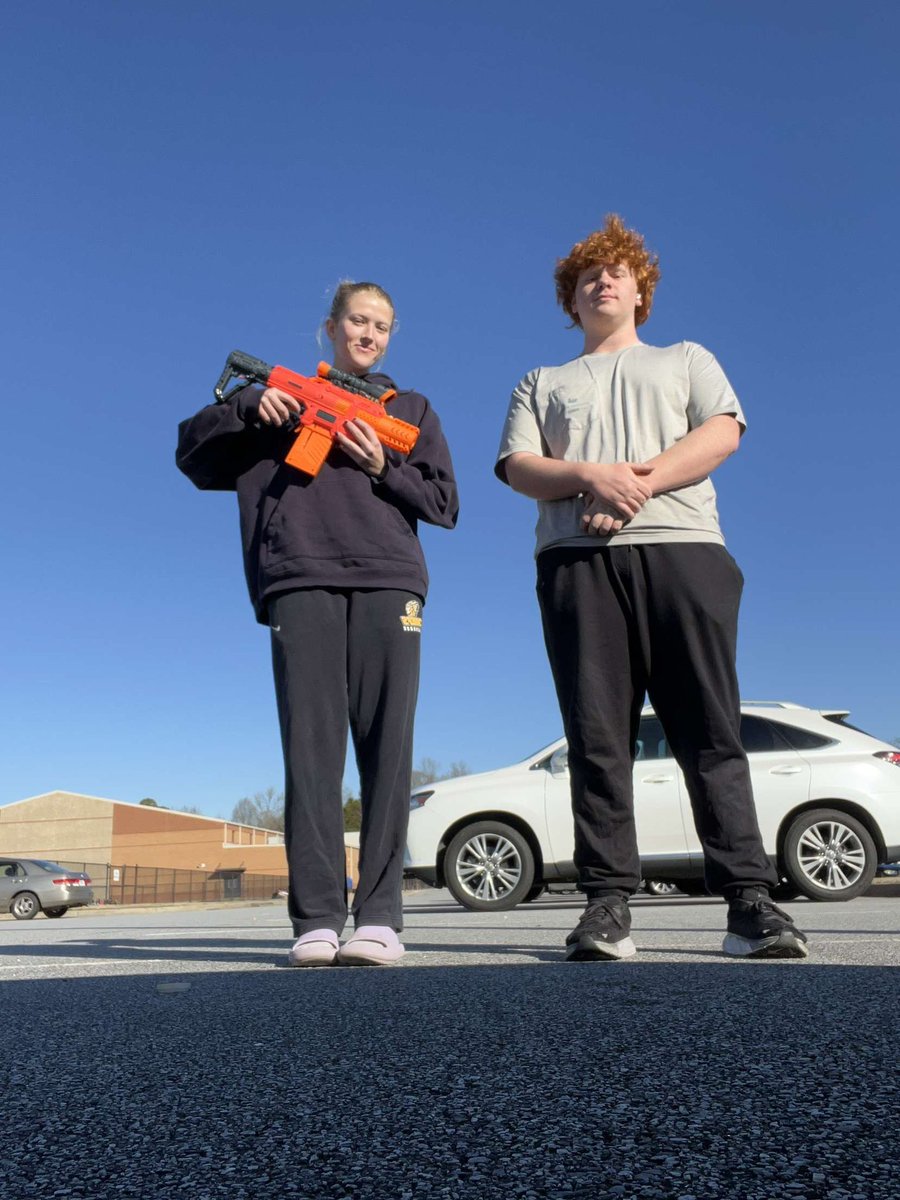 nerfninjazz's tweet photo. @Foamforce5 thinks this is hide n seek?? HELLO? this is NERF! katie coming in clutch with a kill on Charlie😇😇 hit him so hard he started lying and saying he was still alive🤣🤣🤣 shits crazy!!
anywho- the rest of the team can keep hiding. We'll find them. 🤷‍♀️❌5-4 @shsnerf2024 https://t.co/9SXuLzi7Jw