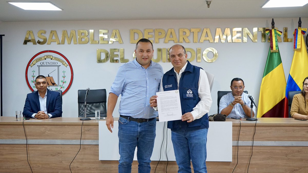 DefensoriaCol's tweet photo. La Asamblea de Quindío @AsambleaQ entregó un reconocimiento al Defensor del Pueblo, Carlos Camargo Assis, por su labor por la defensa de los derechos humanos en este departamento, al tiempo que expresó su disposición de trabajar articuladamente por este propósito. https://t.co/mNHkI0GN6j