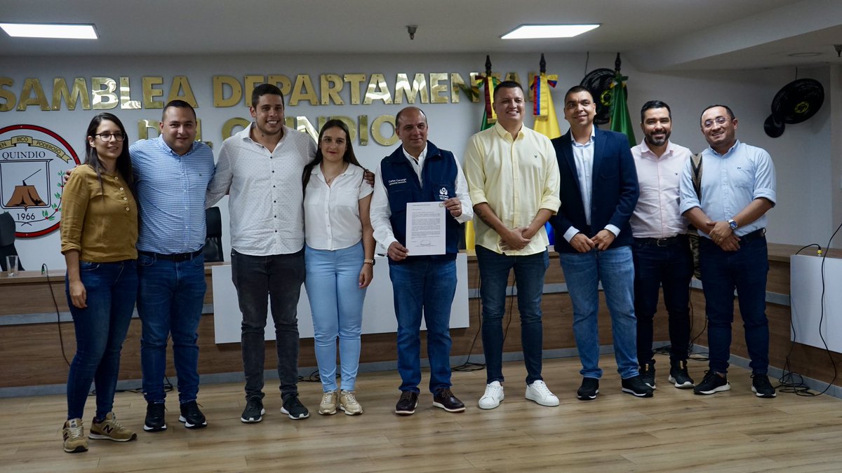 DefensoriaCol's tweet photo. La Asamblea de Quindío @AsambleaQ entregó un reconocimiento al Defensor del Pueblo, Carlos Camargo Assis, por su labor por la defensa de los derechos humanos en este departamento, al tiempo que expresó su disposición de trabajar articuladamente por este propósito. https://t.co/mNHkI0GN6j