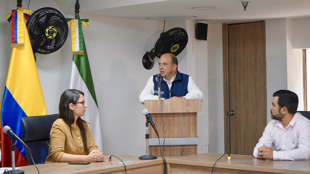 DefensoriaCol's tweet photo. La Asamblea de Quindío @AsambleaQ entregó un reconocimiento al Defensor del Pueblo, Carlos Camargo Assis, por su labor por la defensa de los derechos humanos en este departamento, al tiempo que expresó su disposición de trabajar articuladamente por este propósito. https://t.co/mNHkI0GN6j