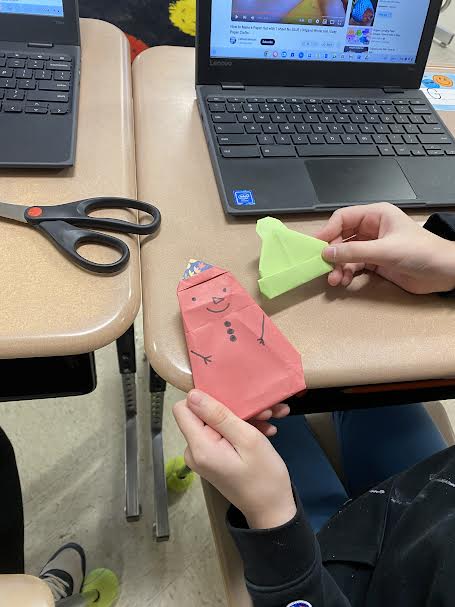 SwansonL16's tweet photo. @EphesusElem We love origami club! For our winter theme, we made mittens, snowmen, and hats. https://t.co/a1avxpUZlb