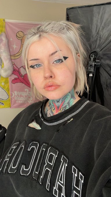 I have been blessed with the rare natural light so enjoy these unedited photos :3 https://t.co/jS7II