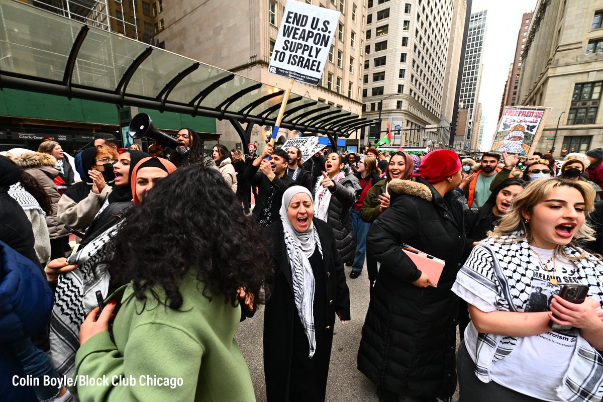 @BlockClubCHI There's much celebration at the Daley Plaza after Chicago City Council becoming the largest city to pass a resolution calling for a ceasefire in Gaza. Ald. Byron Sigcho Lopez (25th) took a ride on shoulders chanting for Palestine. #OnAssignment for @BlockClubCHI