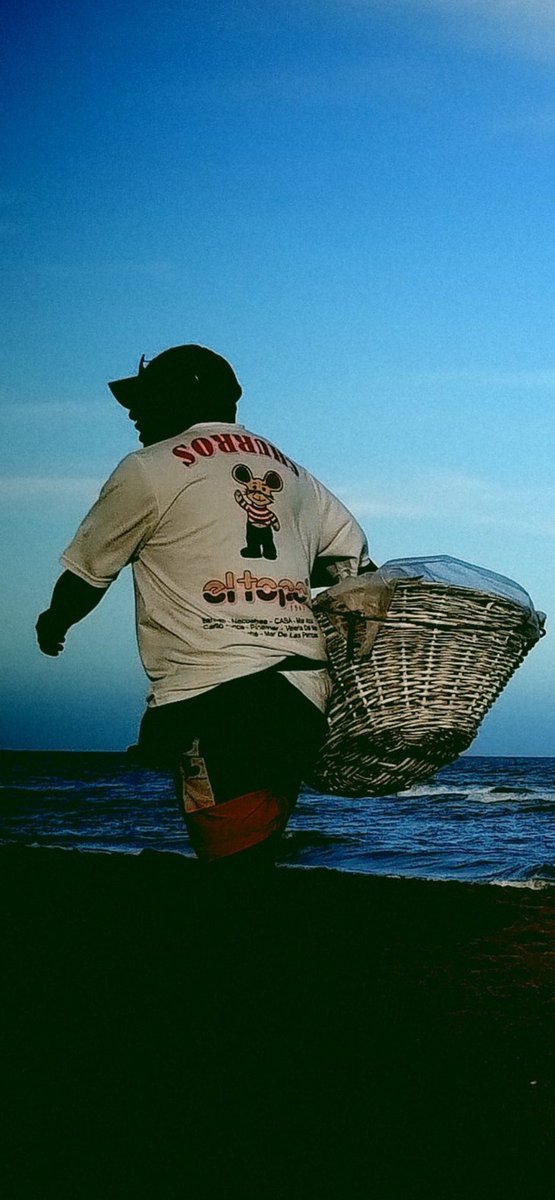 Sapiens! Recuerden. Nuestros canasteros tienen remera de nuestra empresa. Los canasteros que gritan “el topo” sin remera, no son nuestros. Además, en Mar Azul y Mar de las Pampas NO TENEMOS VENDEDORES. Nunca pido RT, pero esto es importante para nosotros. GRACIAS.