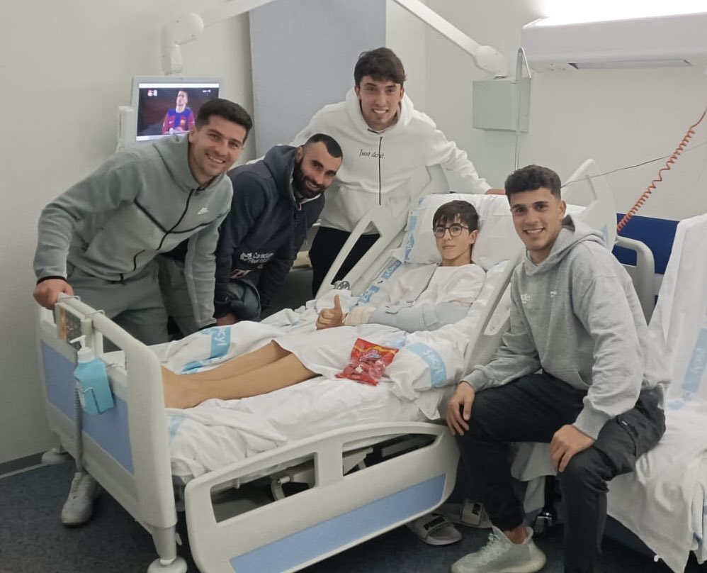 cdnumancia's tweet photo. 🫂 Varios jugadores del primer equipo #numantino han visitado al jugador de la #CanteraCDN Hugo Perez, intervenido ayer de la fractura de húmero que se produjo el pasado sábado en la Ciudad del Fútbol ⚽️
#AnimoHugo I #CanteraDeValores https://t.co/JNNcgKDbih