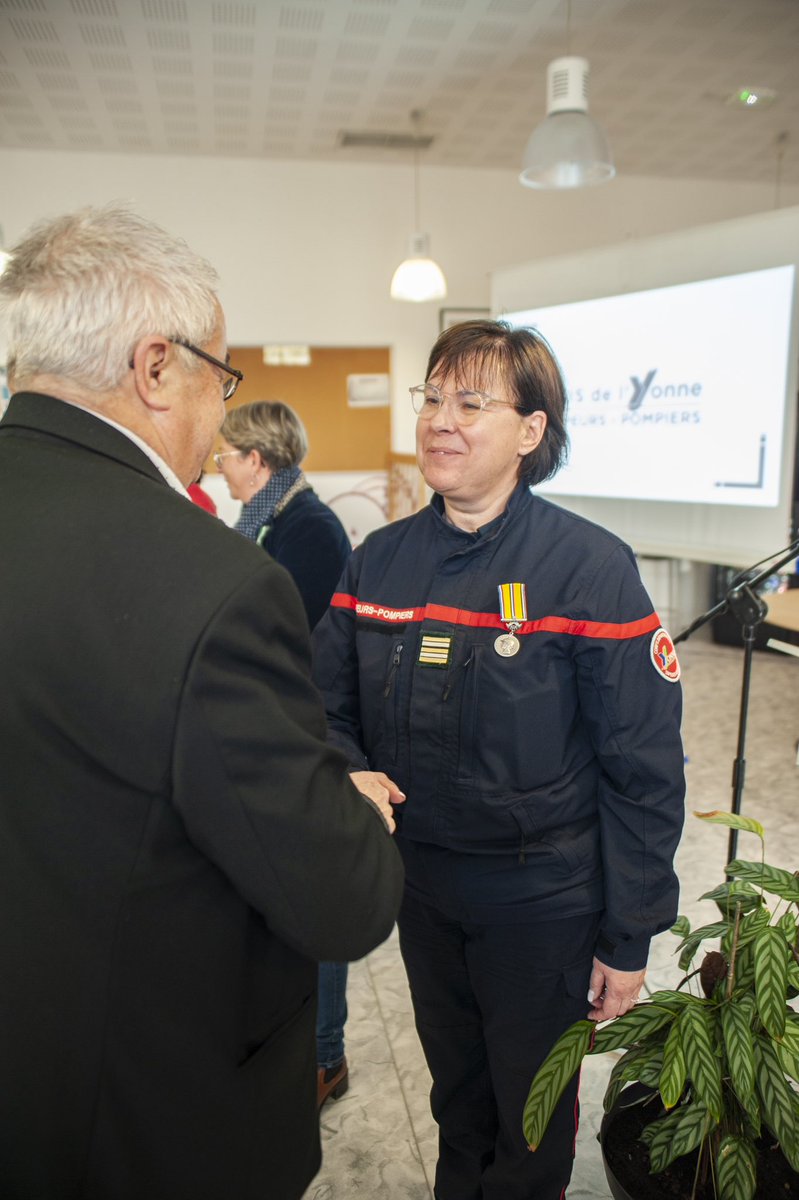 SDIS_89's tweet photo. ✨Cérémonie des #Voeux2024 du #PCASDIS89, @BonnefondCh89 & du #DDSIS89, le Colonel HC @SBertau à la direction départementale des services d’incendie et de secours de l’#Yonne.
🚒 Rétrospectives de l’année écoulée, remerciements, #Ambitions & projets pour cette année #Olympique ! https://t.co/8xupPc2Hbb