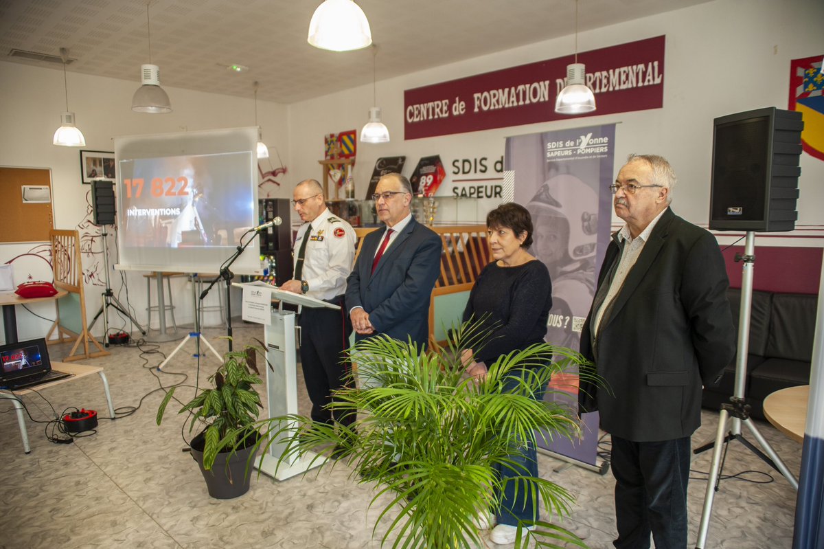 SDIS_89's tweet photo. ✨Cérémonie des #Voeux2024 du #PCASDIS89, @BonnefondCh89 & du #DDSIS89, le Colonel HC @SBertau à la direction départementale des services d’incendie et de secours de l’#Yonne.
🚒 Rétrospectives de l’année écoulée, remerciements, #Ambitions & projets pour cette année #Olympique ! https://t.co/8xupPc2Hbb