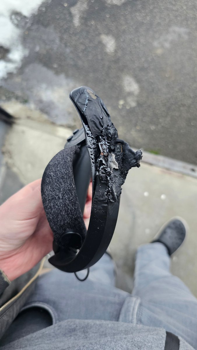 JikoFox's tweet photo. Considering this isn't the first time this happened, I feel like I should also talk about how my @RebuffReality Trackstrap Plus nearly burned down my apartment in the middle of November if it wouldn't have been for my neighbours being home that one specific day... https://t.co/aa1RQfs9Z5