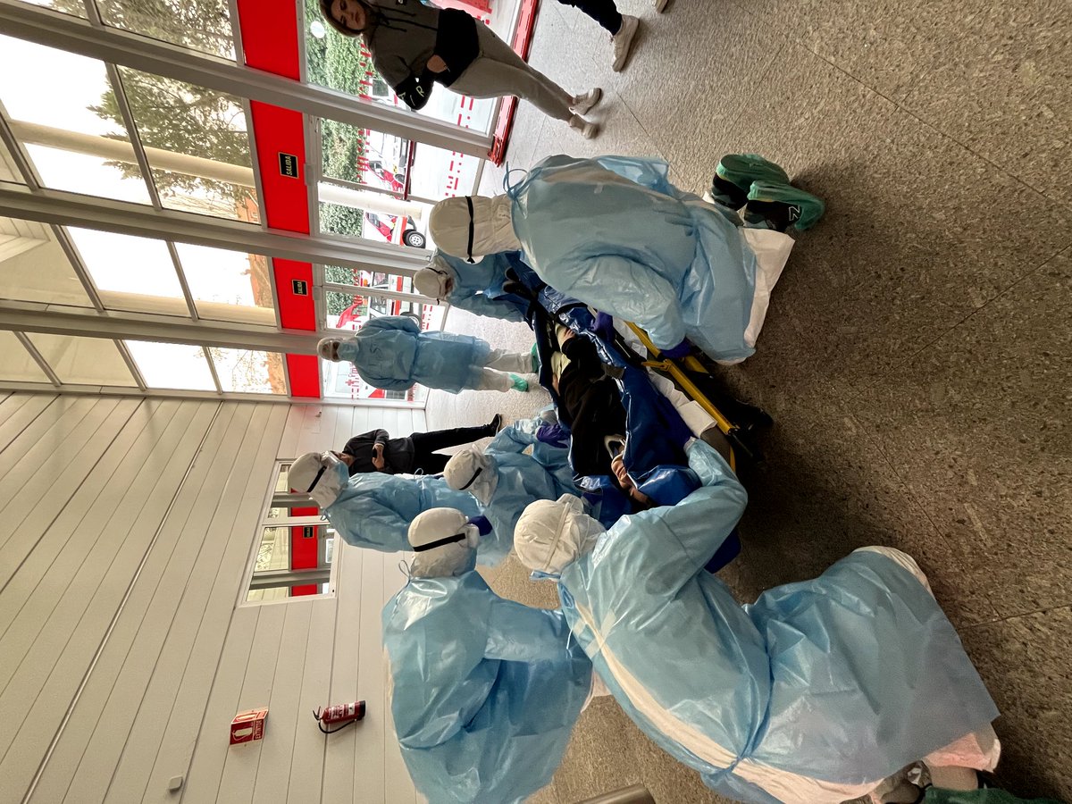 protoyvino's tweet image. &quot;El que  lo hace la pela, y el que no lo hace se muere&quot;

Día de prácticas con mis chicos de 2° de TES, me gusta lo que veo...💪

Pd: (la camiseta esta para un concurso...)

@CruzRojaFP #TES #TESENFORMA #Emergencias #Sanitarias #Entrena #Disfruta #Aprende