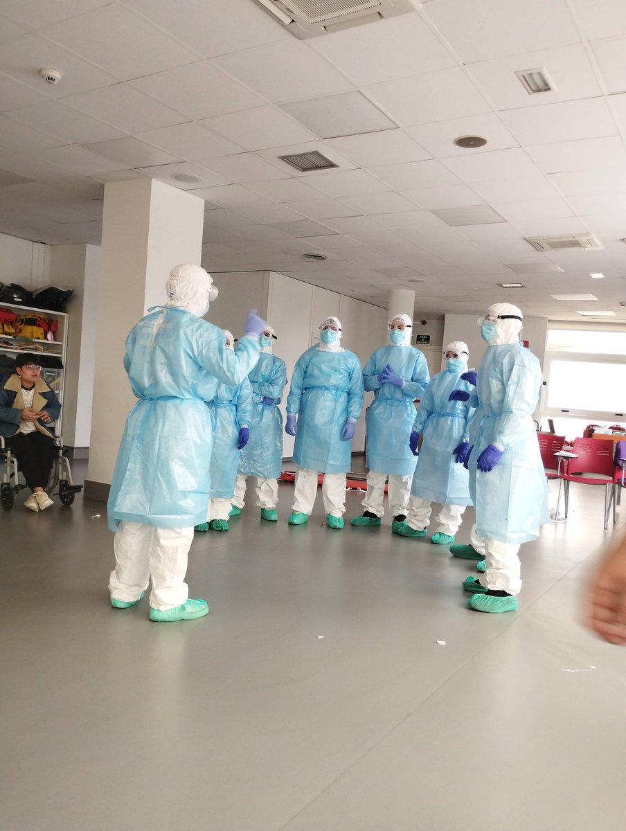 protoyvino's tweet image. &quot;El que  lo hace la pela, y el que no lo hace se muere&quot;

Día de prácticas con mis chicos de 2° de TES, me gusta lo que veo...💪

Pd: (la camiseta esta para un concurso...)

@CruzRojaFP #TES #TESENFORMA #Emergencias #Sanitarias #Entrena #Disfruta #Aprende