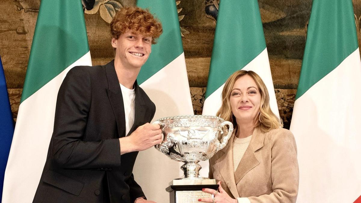 #Sinner mostra il trofeo davanti a delle famose rovine romane. Alle loro spalle invece,  seminascosto, c'è il #Colosseo.
#AustralianOpen #giorgiameloni #meloni