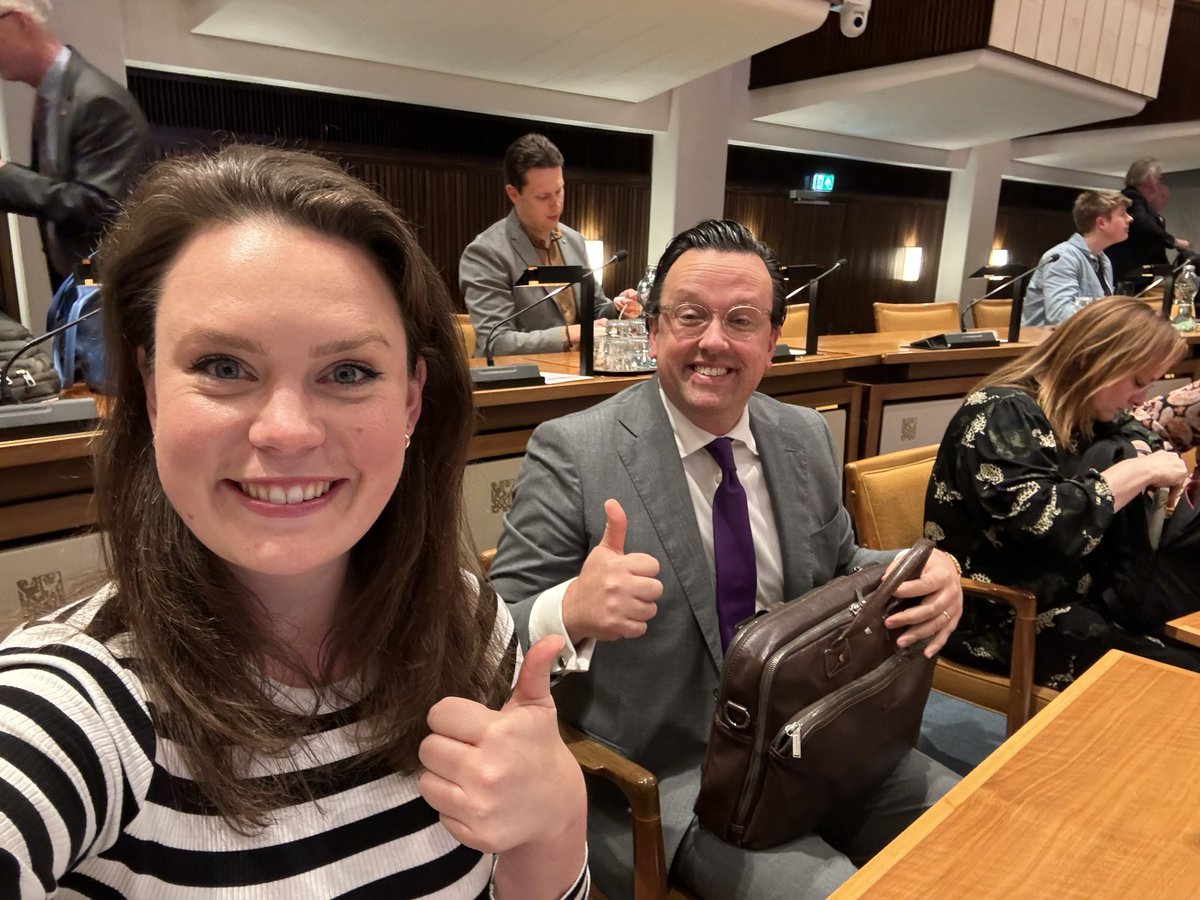 JeannedeGraaf's tweet image. Blij koppie op het #provinciehuis in Arnhem want mijn eerste echte motie is aangenomen 🙂 De #Railterminal is weliswaar gestopt, maar we blijven wel investeren in de Gelderse economie en een sterke innovatieve logistieke sector ♻️🌞