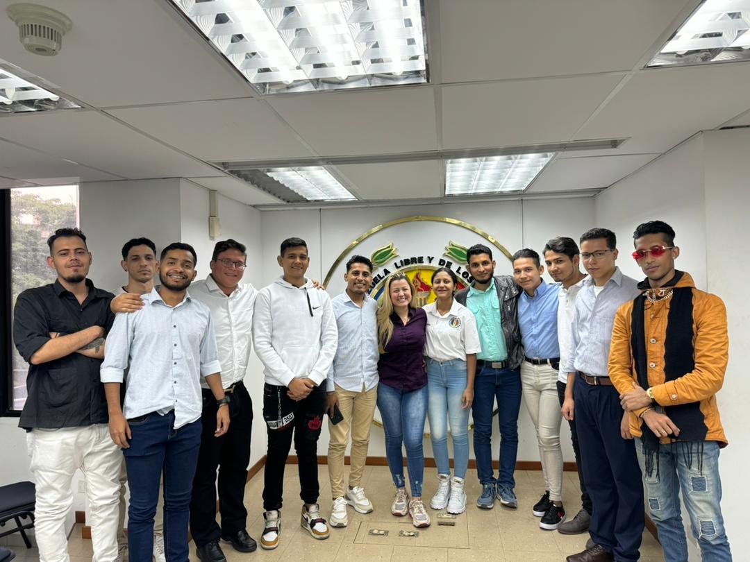 ADJuventudVE_'s tweet photo. Desde el CEN de #AcciónDemocrática nuestra Secretaria Juvenil @anyelithetc se reunió con miembros de la Juventud del partido en la zona central del país para organizar y establecer agenda en el marco del MES DE LA JUVENTUD🇻🇪

¡Manos a la Obra!🏳️ https://t.co/ThCTbPUBrS