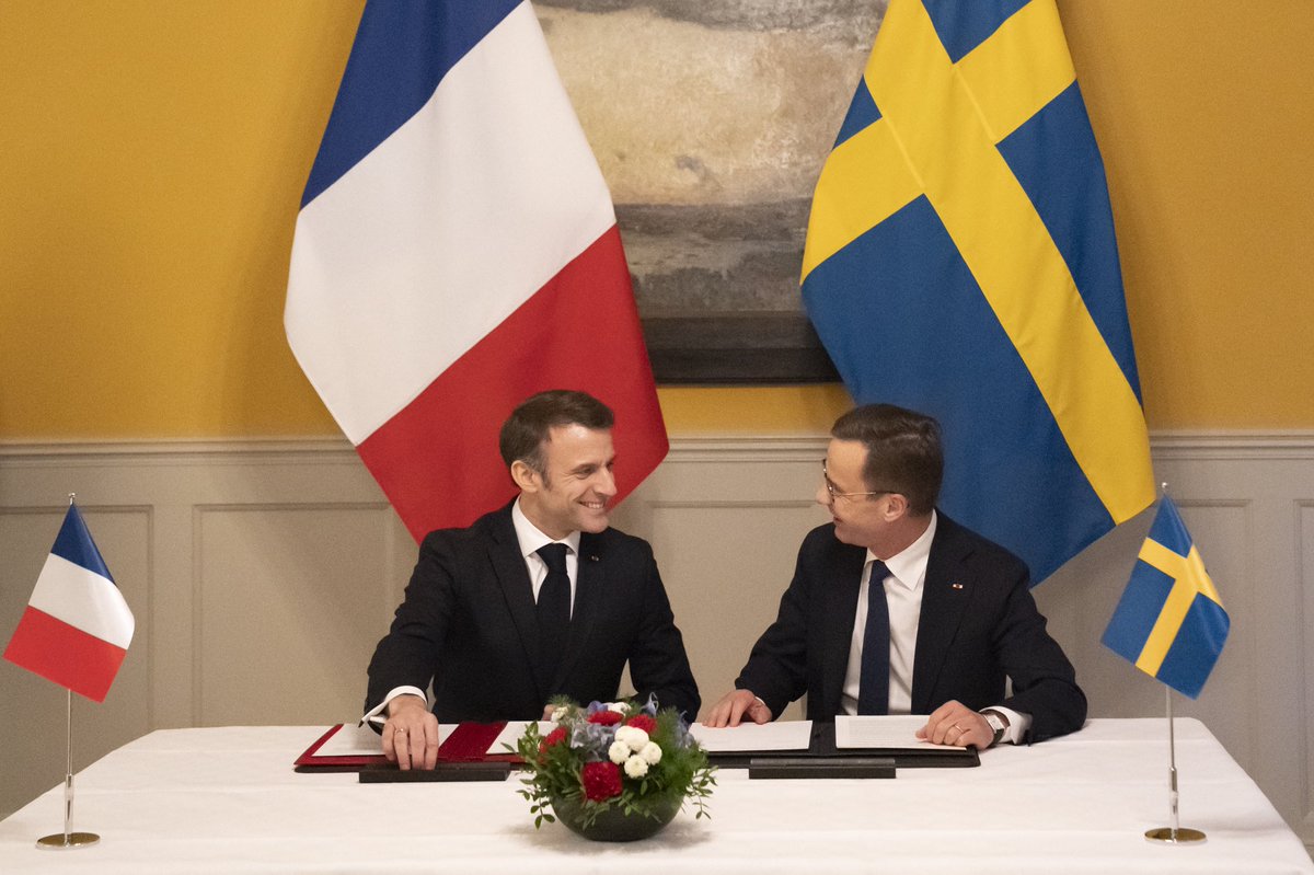 EmmanuelMacron's tweet image. Inbjuden till ett land som är en vän till Frankrike, en medlem av vår stora europeiska familj, en strategisk allierad och snart medlem av Nato: Sverige. Kära vänner, tack för ert välkomnande.