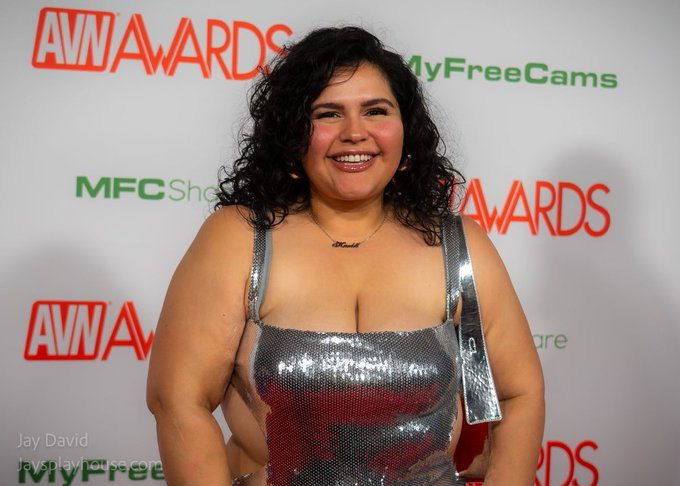Photos from the AVN red carpet https://t.co/J0Di9X0j0i
