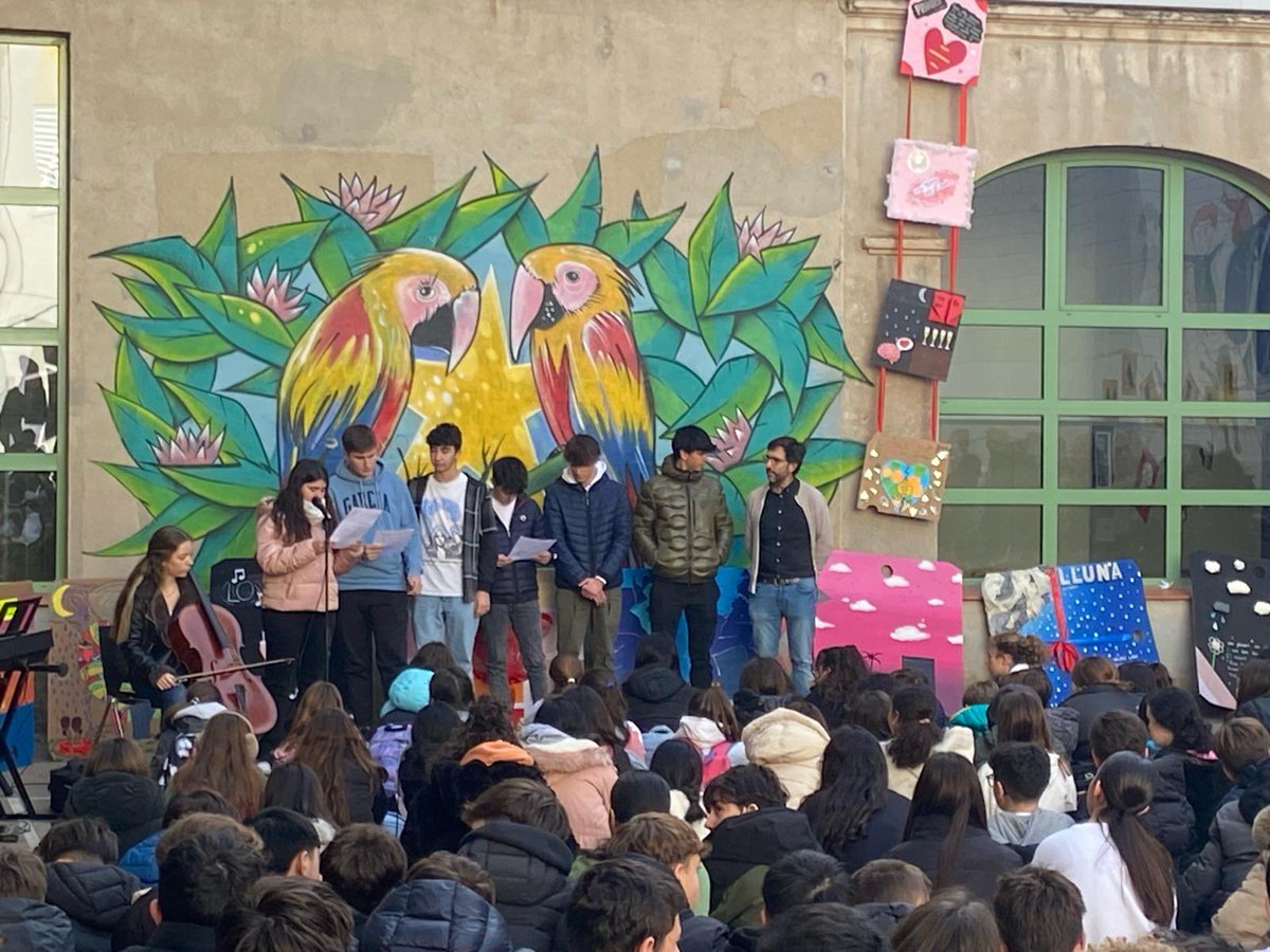 LaSalleManlleu's tweet photo. ☮️ #DENIP2024 Dia Escolar de la No-violència i la Pau.
.
👉🏻 Tot l’alumnat i professorat #ESO i #Batxillerat han fet un acte conjunt al pati per recordar que amb AMOR es poden solucionar els conflictes i les guerres que hi ha al món.
.
#DENIP #JUSP #Pastoral #Gràcies #SomLaSalle https://t.co/beA6WiTaa0