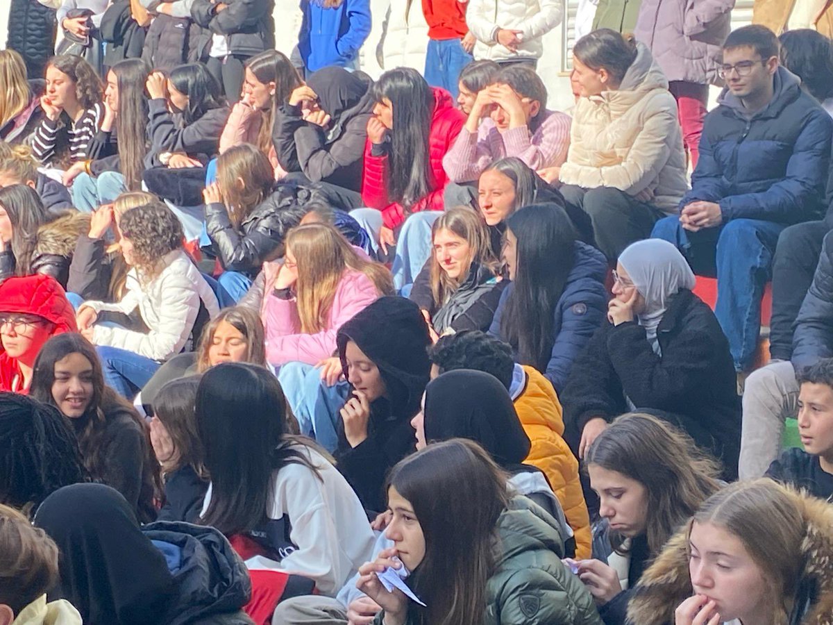 LaSalleManlleu's tweet photo. ☮️ #DENIP2024 Dia Escolar de la No-violència i la Pau.
.
👉🏻 Tot l’alumnat i professorat #ESO i #Batxillerat han fet un acte conjunt al pati per recordar que amb AMOR es poden solucionar els conflictes i les guerres que hi ha al món.
.
#DENIP #JUSP #Pastoral #Gràcies #SomLaSalle https://t.co/beA6WiTaa0