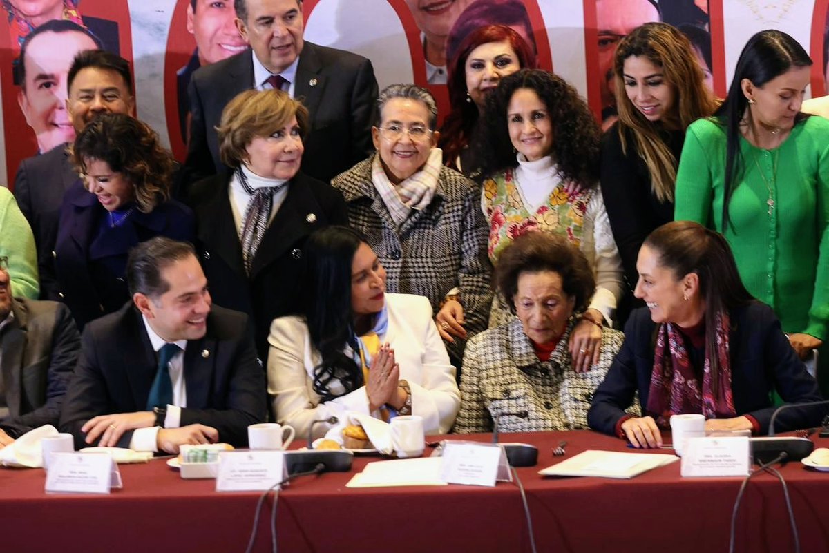RaulBCCue's tweet photo. Como Coordinador del @VerdeSenadoMex, es un honor acompañar a la Dra. @Claudiashein durante la XII Reunión Plenaria del Grupo Parlamentario de @PartidoMorenaMx, previo al inicio del Periodo Ordinario de Sesiones de la LXV Legislatura del @senadomexicano. https://t.co/cNFAiiy4xl