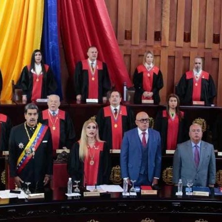Desde el <a href="/TSJ_Venezuela/">TSJ Venezuela</a>, el jefe de Estado revalidó la disposición del Gobierno al diálogo profundo para consolidar la paz nacional. 
Recordó que la justicia debe escuchar al pueblo para tener un Poder Judicial más adaptado a los nuevos tiempos.
