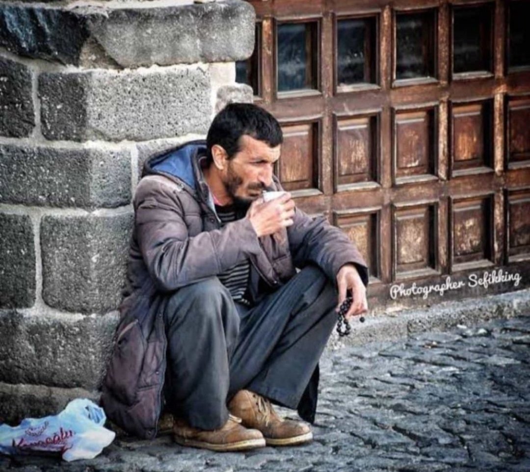 Niye geldin ki İstanbula kurban
Bilmiyormuydun ki
İstanbul paramparça eder güzel insanları 
Kalsaydın Diyarbakır da
Korurdu seni ulu caminin siyah taşları 
Sen bir güvercindin ulu caminin avlusunda
Niye geldin ki İstanbula kurban 
Diyarbakır korurdu seni kanatlarıyla
#ramazanhoca