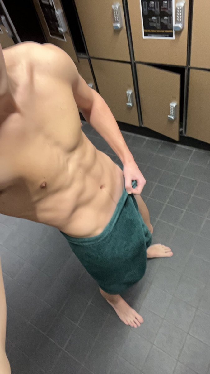 JacksonVerdom's tweet photo. Bored in the gym lockerroom
#gym #lockerroom #lockerroommen #public #exhib #abs #jock https://t.co/8sev4icMVf
