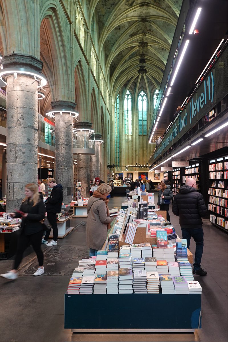 Prachtige #boekhandel #bookshop in @BkhDominicanen in 13de eeuwse #dominicanerkerk #Maastricht #hergebruik #kerken #interiorphotography #Interiors #Limburg #photograghy #Sony