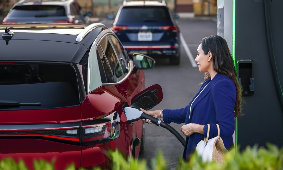 🚗🔌 Starting in early 2024, VW ID.4 owners will gain access to the Plug&Charge feature at Electrify America stations.⚡️#VWID4 #ElectrifyAmerica🔋

teslarati.com/volkswagen-id-… by @Writer_01001101