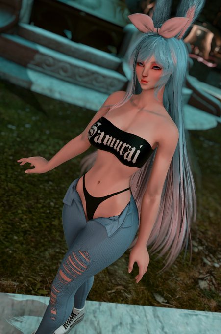 'late night walk in Limsa... doing a little... 'advertising'... Let me know if I catch your eye, and
